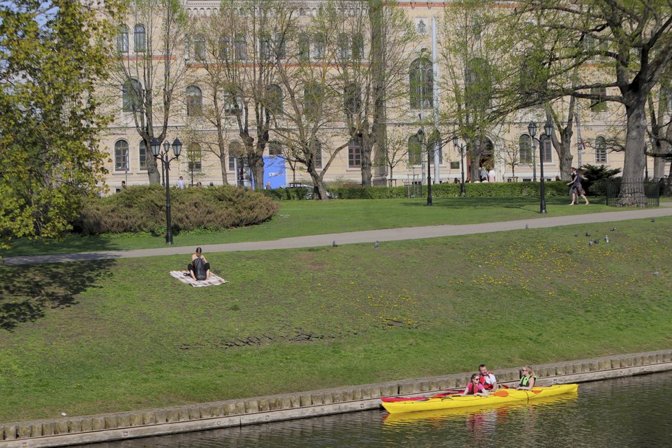 Lotyšská Riga je město, kde se dá krásně jen tak „být“ a z trávy v parku pozorovat okolí, povědomé a přitom tolik nové. Přívětivé jako domov a lákavé jako kdosi neznámý.