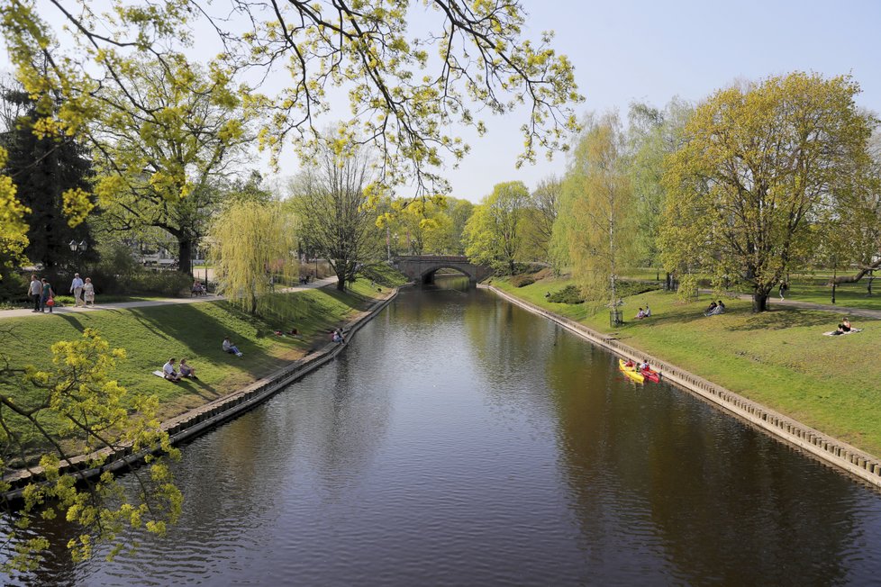 Lotyšská Riga je město, kde se dá krásně jen tak „být“ a z trávy v parku pozorovat okolí, povědomé a přitom tolik nové. Přívětivé jako domov a lákavé jako kdosi neznámý.