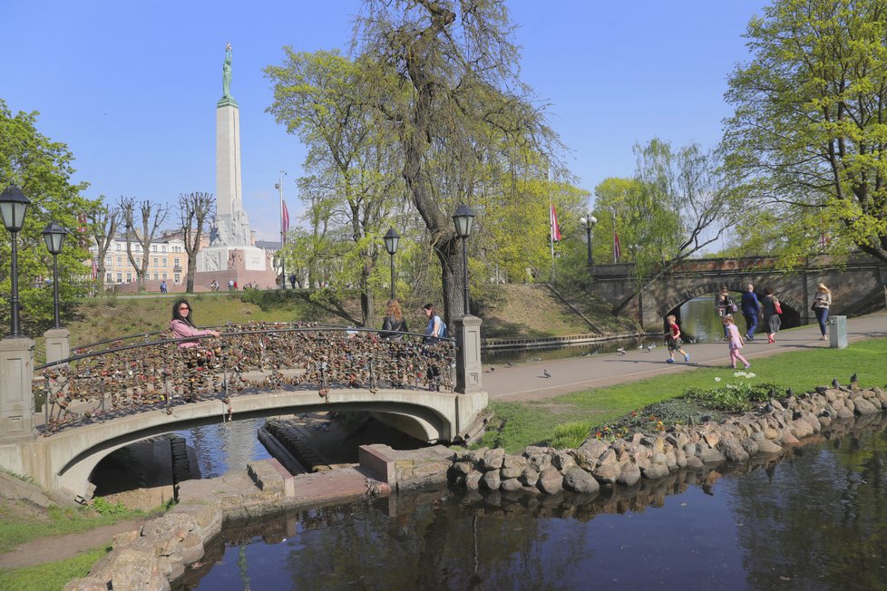 Lotyšská Riga je město, kde se dá krásně jen tak „být“ a z trávy v parku pozorovat okolí, povědomé a přitom tolik nové. Přívětivé jako domov a lákavé jako kdosi neznámý.