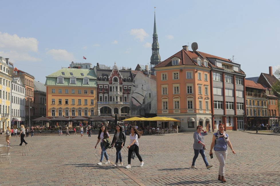 Lotyšská Riga je město, kde se dá krásně jen tak „být“ a z trávy v parku pozorovat okolí, povědomé a přitom tolik nové. Přívětivé jako domov a lákavé, jako kdosi neznámý.