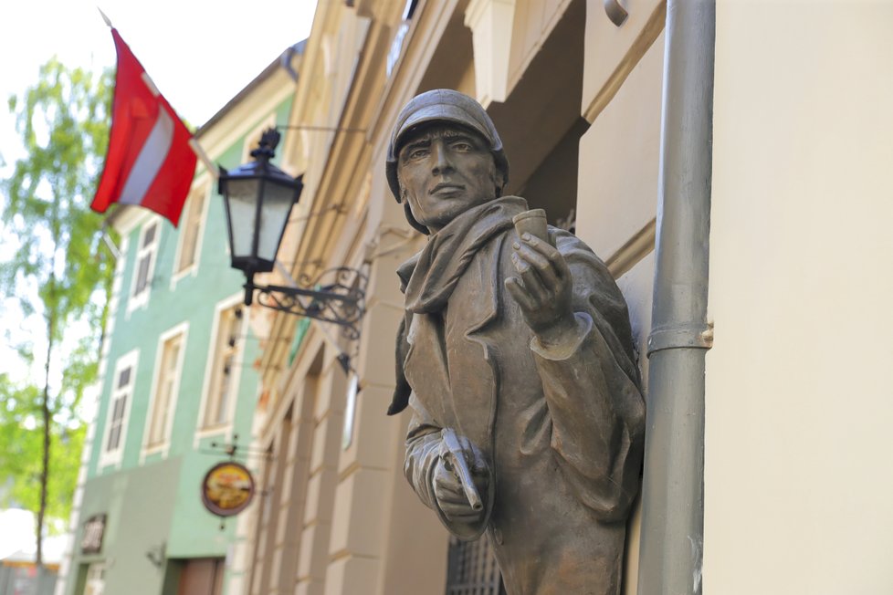 Lotyšská Riga je město, kde se dá krásně jen tak „být“ a z trávy v parku pozorovat okolí, povědomé a přitom tolik nové. Přívětivé jako domov a lákavé jako kdosi neznámý.