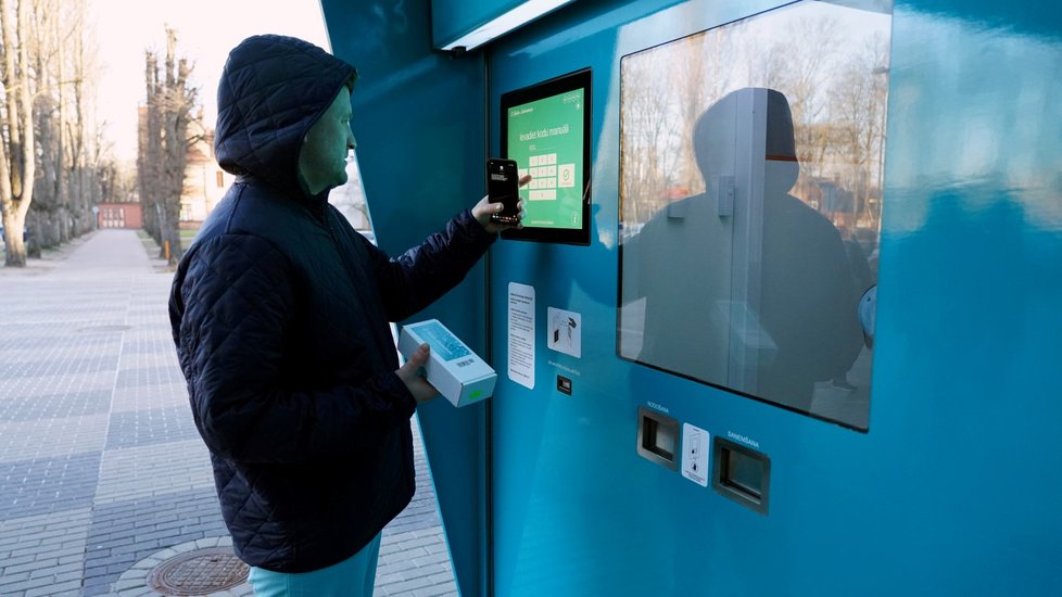 V nemocnici v lotyšském hlavním městě byl nainstalován prodejní automat, který vydává testy na koronavirus