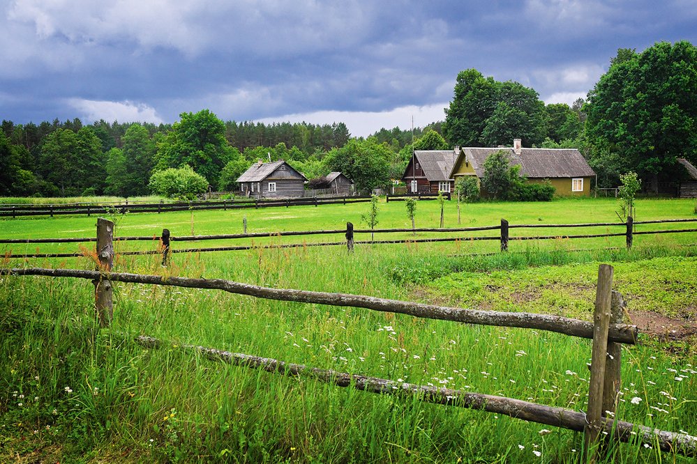 Většina venkovských domů je dřevěná