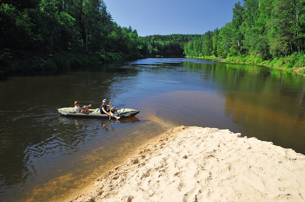 Písčité ostrůvky v korytě řeky Gauja lákají při splouvání k odpočinku