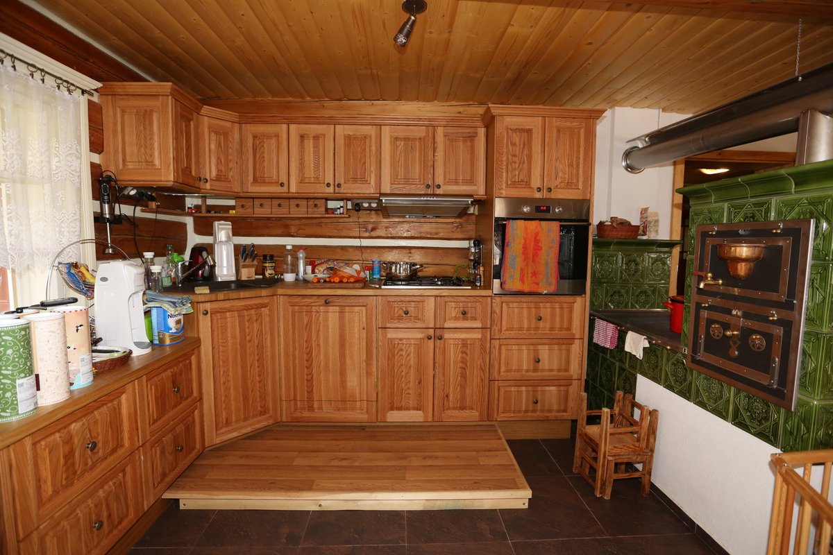 Jako mínus dřevěné kuchyně vidí architektka vyvýšené pódium.