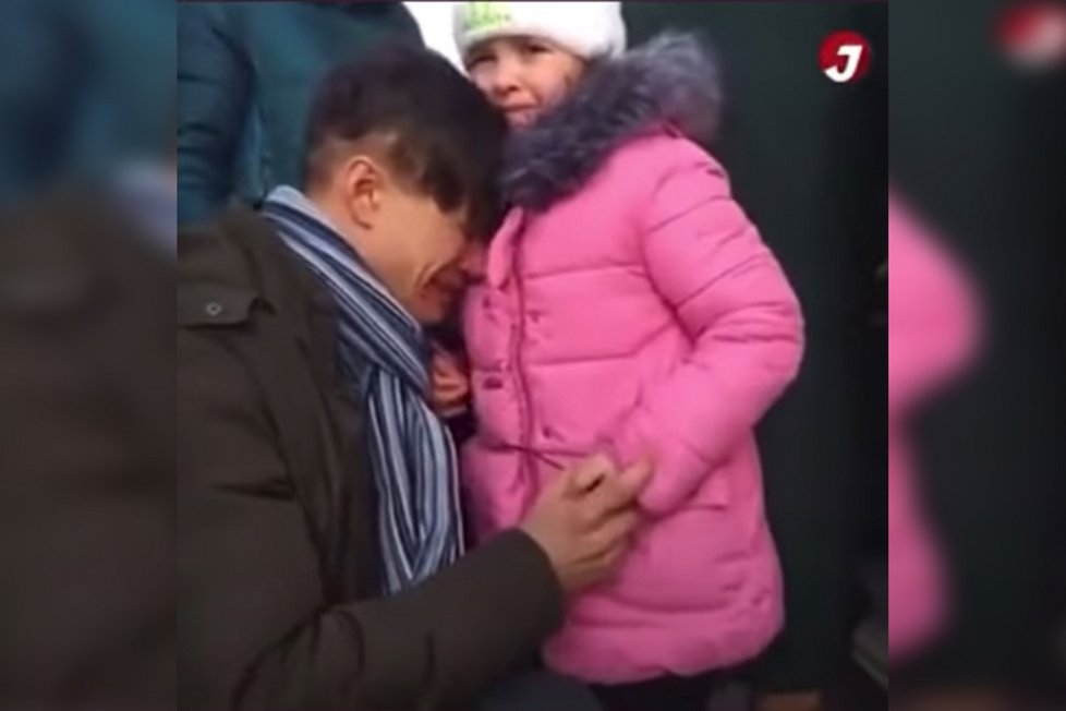 Otec se loučí se svou rodinou. On musí do války, protože Rusko napadlo Ukrajinu.