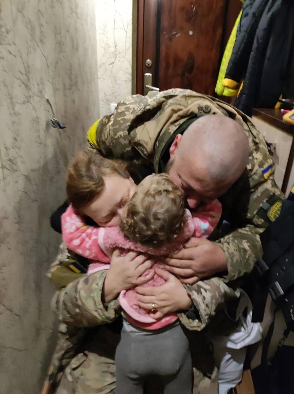 Matka i otec této ukrajinské holčičky jsou vojáci, takže do války museli oba.
