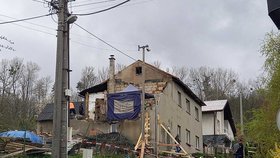 Strašlivá dohra výbuchu v Loučce: Policie našla v sutinách mrtvou ženu a tři děti! Z domu byly před explozí slyšet hádky