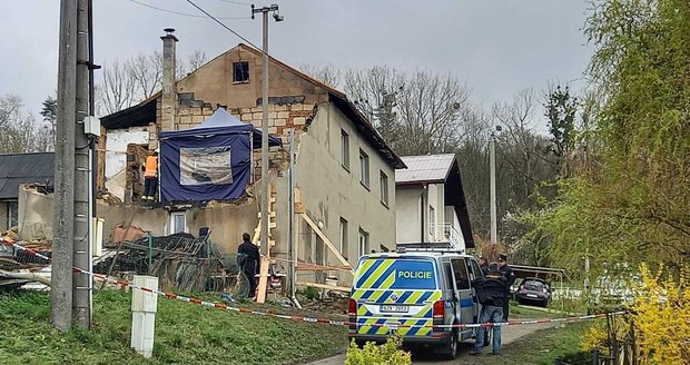 Policie provedla pitvy tří dětí a mámy: Zemřely při výbuchu domu na Vsetínsku. Otec zůstává ve vážném stavu