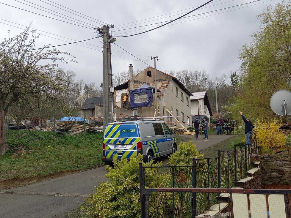 Při explozi domu v Loučce zemřely tři děti a žena.