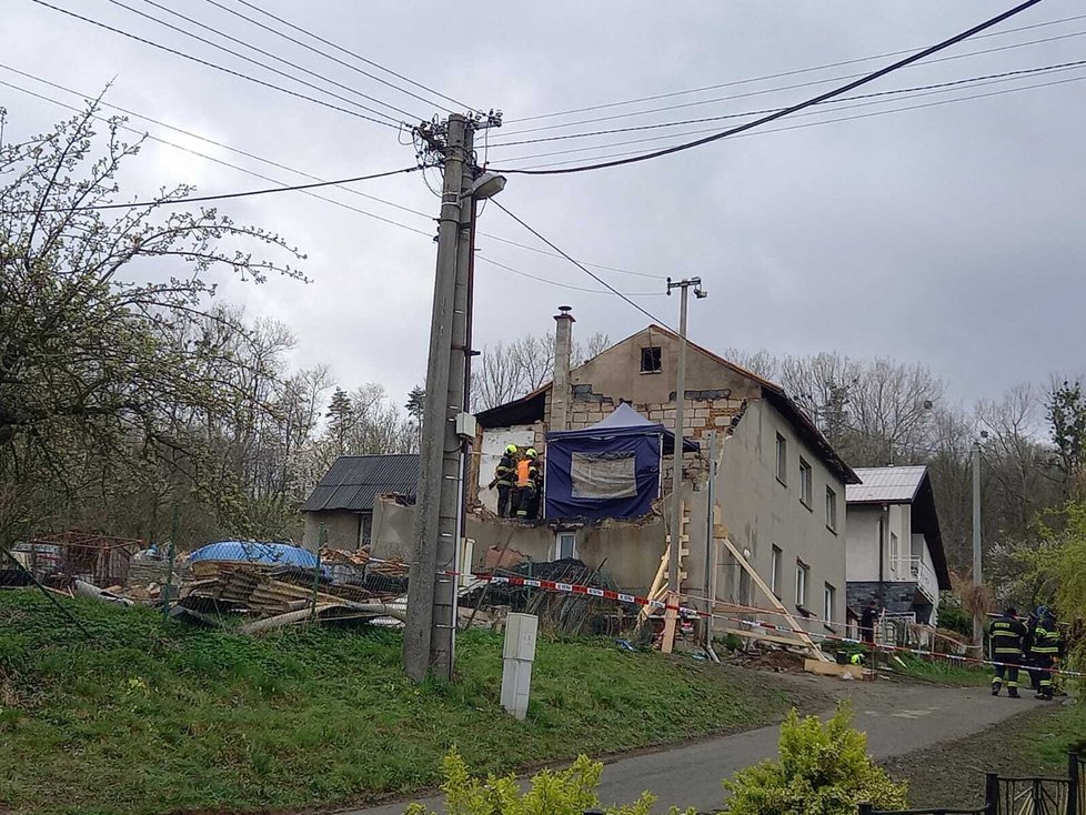 Při explozi domu v Loučce zemřely tři děti a žena.