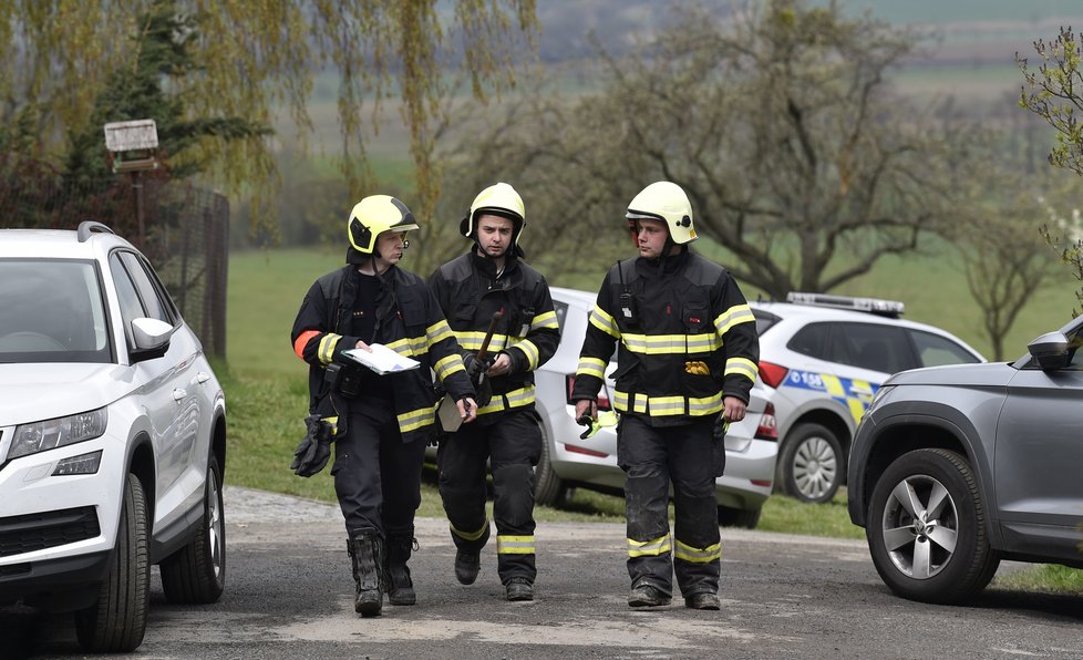 Při tragickém výbuchu domu v Loučce zemřela žena a tři děti.