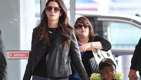 Sandra Bullock se svým roztomilým synem na letišti