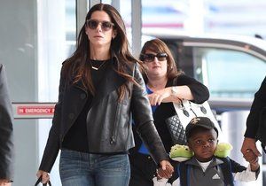 Sandra na letišti se svým synem Louisem.
