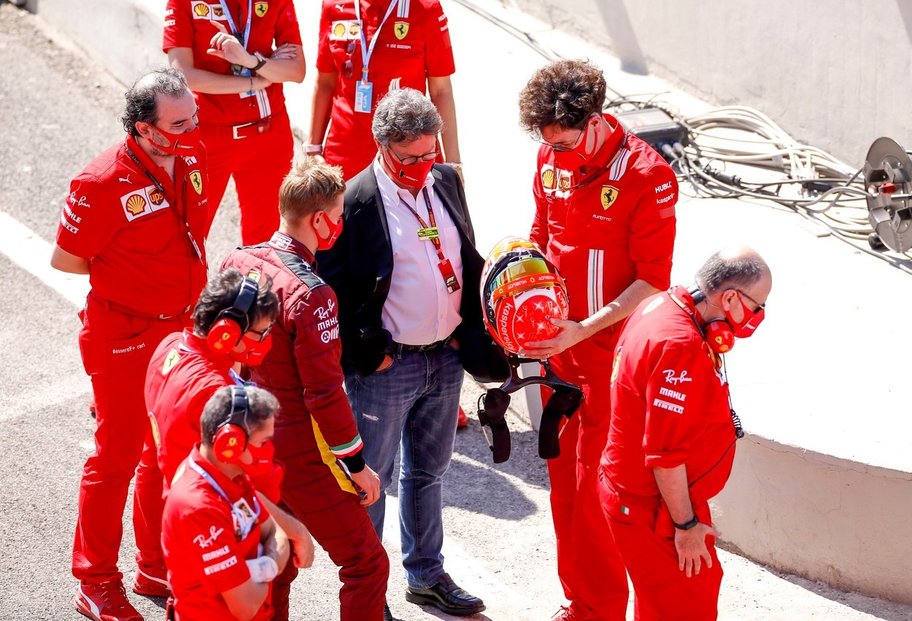 Generální ředitel automobilky Ferrari Louis Camilleri (65) po téměř dvou a půl letech skončil ve funkci. Zde na snímku ze září letošního roku v hloučku mechaniků stáje F1.