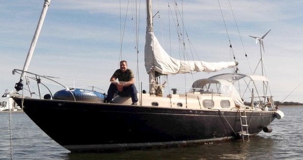 Louis Jordan strávil přes dva měsíce na rozbité jachtě, kterou proudy unášely na oceán