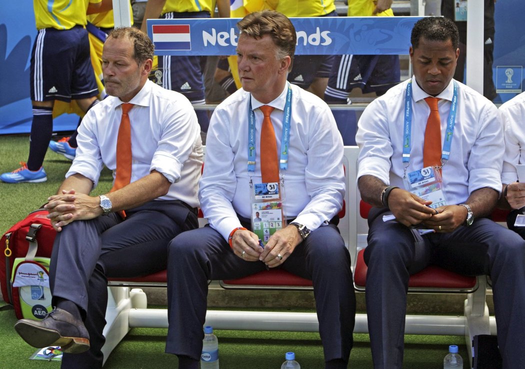 Trenérský tým Nizozemců, uprostřed Van Gaal.