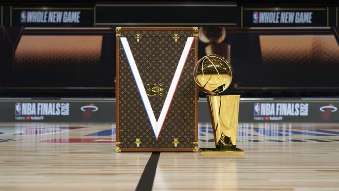 Larry O’Brien Championship Trophy, pro kterou Vuitton vytvořil pouzdro v lednu 2020