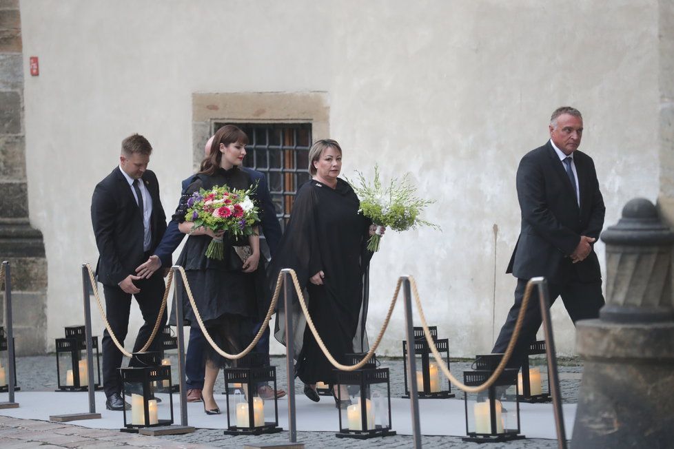 Kateřina Zemanová s matkou Ivanou míří na prestižní akci.