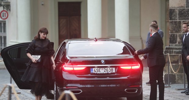 Kateřina Zemanová vystupuje z auta.