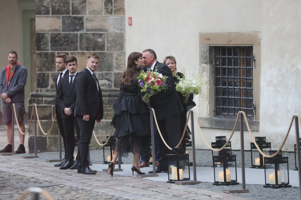 ...a polibek na tvář.