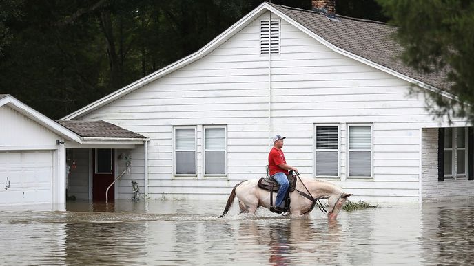 Při záplavách v Louisaně bylo poškozeno na 40.000 domů. Ve 12 okresech státu byl vyhlášen stav nouze.