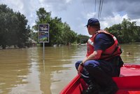 Deset mrtvých a 120 tisíc lidí v nouzi. Rozsáhlé záplavy i požáry sužují USA