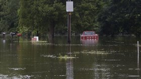 Na jihu USA řádí záplavy, desítky tisíc lidí v nouzi.
