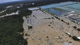 Na jihu USA řádí záplavy, desítky tisíc lidí v nouzi.