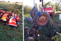 Na muže v Loukově se převrátil traktor s vlečkou hnoje: Byl pod ním zaklíněný celou noc