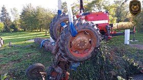 Nehoda traktoru v Loukově, muž byl pod ním zaklíněný celou noc
