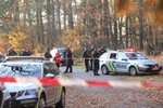 Pražští policisté pronásledovali řidiče v kradeném voze až do obce Louňovice. Při pronásledování řidič narazil do policejního vozu a srazil při tom i policistu. (9. listopad 2021)