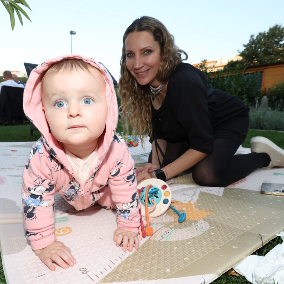 Olga Lounová se pochlubila 10měsíční dcerou Arianne.