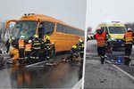 Při vážné nehodě auta a autobusu na Lounsku zemřel člověk