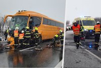 Vážná dopravní nehoda auta a autobusu na Lounsku: Jeden člověk zemřel, tři další se zranili