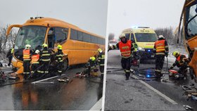 Vážná dopravní nehoda auta a autobusu na Lounsku: Jeden člověk zemřel, tři další se zranili