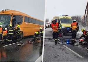 Při vážné nehodě auta a autobusu na Lounsku zemřel člověk