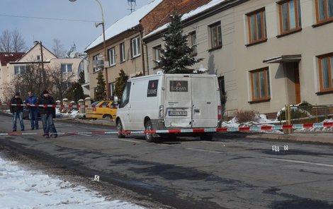 Na dodávce jsou jasně patrné stopy po střelách.