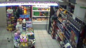 Obsluhu čerpací stanice v Berouně přepadli dva maskovaní lupiči. Takto zachytily oba muže bezpečnostní kamery