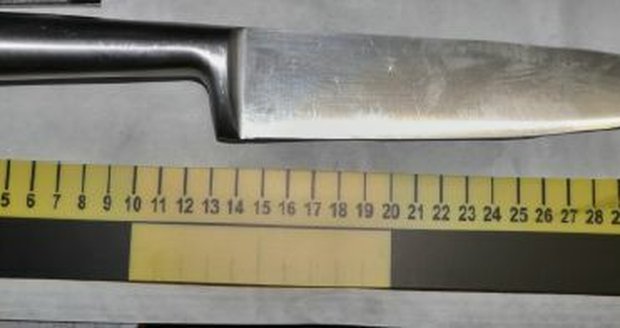 Lupič si při přepadení benzinky odložil nůž, když ho prodavač sebral, utekl.