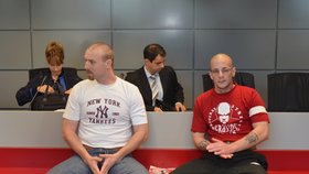 Bývalý voják Lukáš Kluka (bílé tričko) a Stanislav Krůžela (červené tričko s nápisem Grassel) přepadli loni v srpnu benzínku v Dřevohosticích. Díky neohroženým dělníkům z nedaleké stavby sedí dnes před soudem.