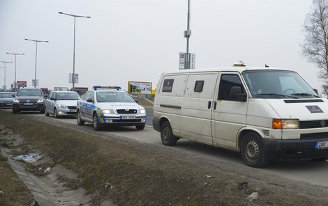 Rozstřílený vůz bezpečnostní agentury. 