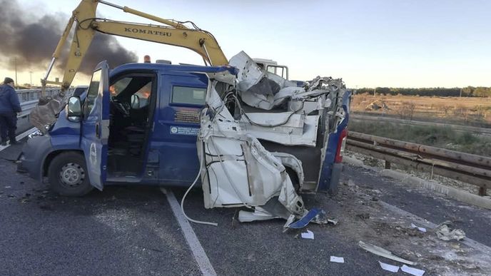 Kuriózní loupež na jihu Itálie. Lupiči rozervali obrněný vůz s penězi dvěma bagry