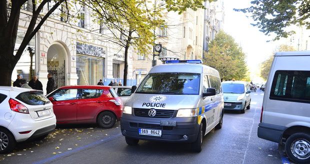 V Pařížské ulici v Praze vykradli dva zloději luxusní podnik. Soud je za to poslal do vězení. (ilustrační foto)