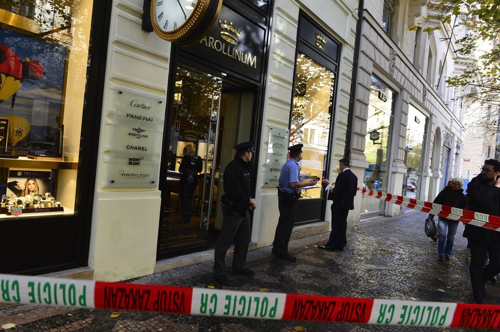 Zloději v Pařížské ulici vykradli obchod s luxusním zbožím.
