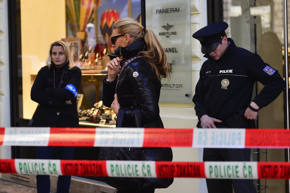 V Pařížské ulici v Praze vykradli dva zloději luxusní butik české podnikatelky Tamary Kotvalové, která se na místo přijela osobně podívat.