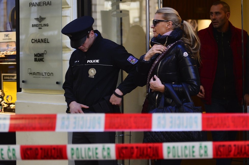 V Pařížské ulici v Praze vykradli dva zloději luxusní butik české podnikatelky Tamary Kotvalové, která se na místo přijela osobně podívat.