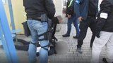 VIDEO: Takhle policisté chytli lupiče! Přepadli banku v Praze, k činu se přiznali