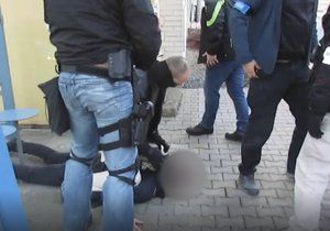 Policie chytla lupiče, kteří koncem ledna přepadli banku v pražských Strašnicích.