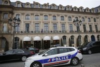 Část lupu z hotelu Ritz v Paříži má policie. Další klenoty ale stále hledá